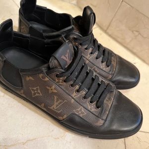 monogram design, brown and black size 42,US 9